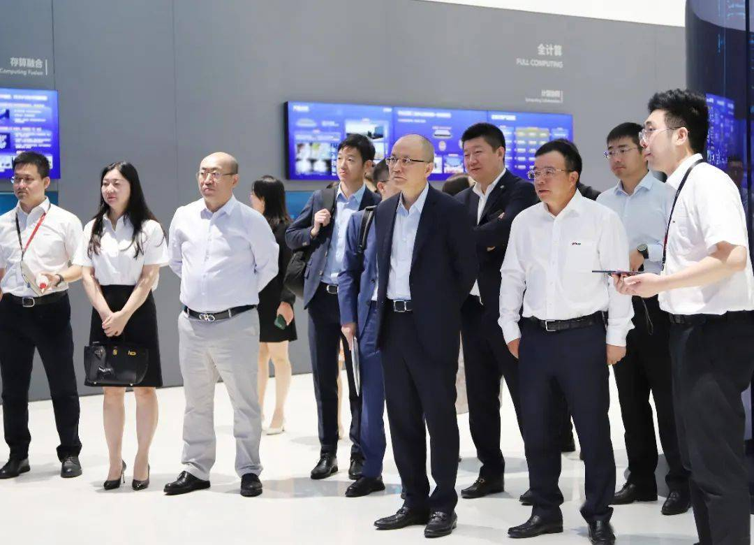 平安银行行长胡跃飞一行至AG8旗舰厅股份参观考察